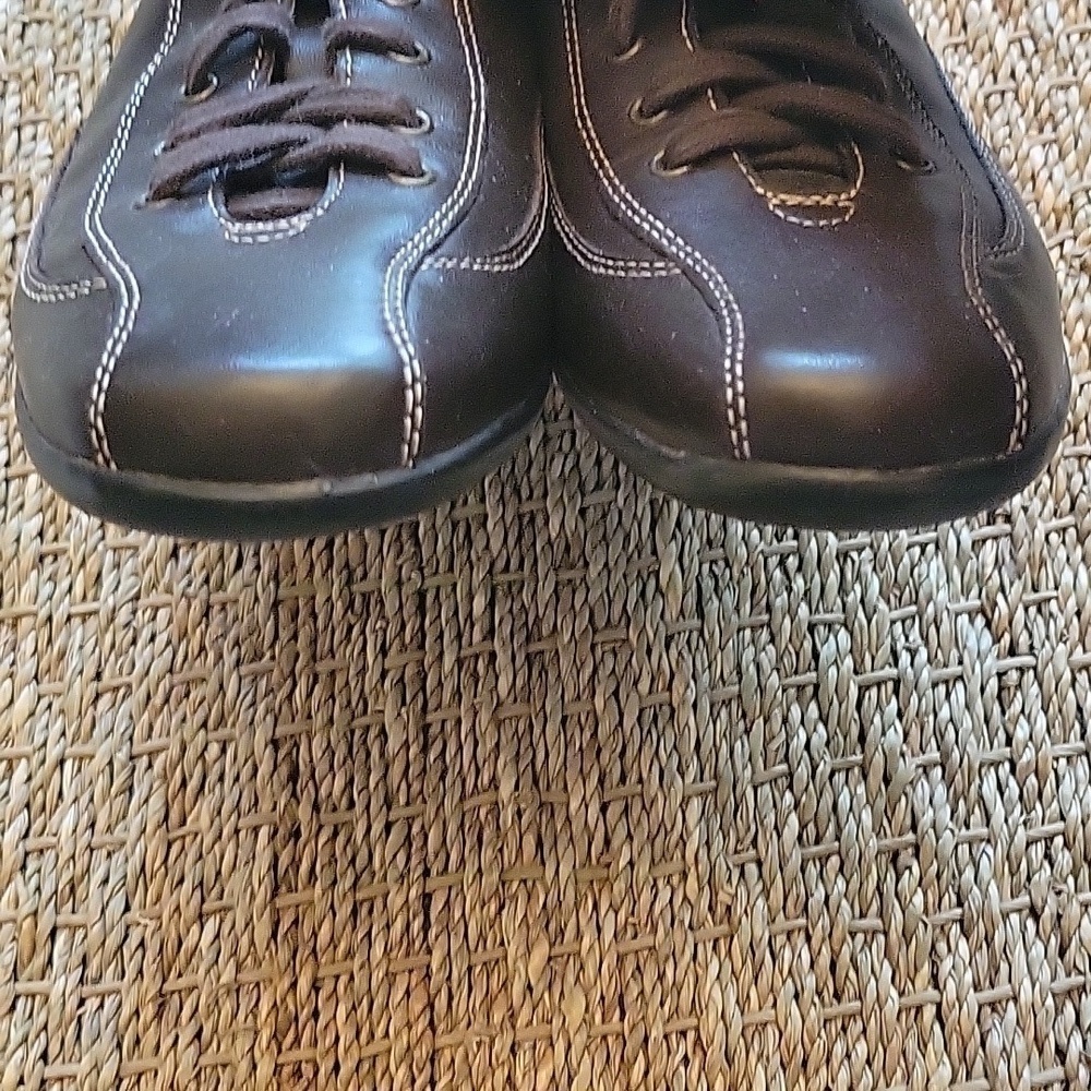 ST. JOHNS BAY leather shoes. Tan stitching. Great condtion size is 7.5. - Picture 3 of 7